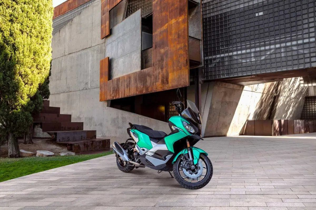 XP400, il nuovo scooter adventure sport di Peugeot. Allure e GT (11)