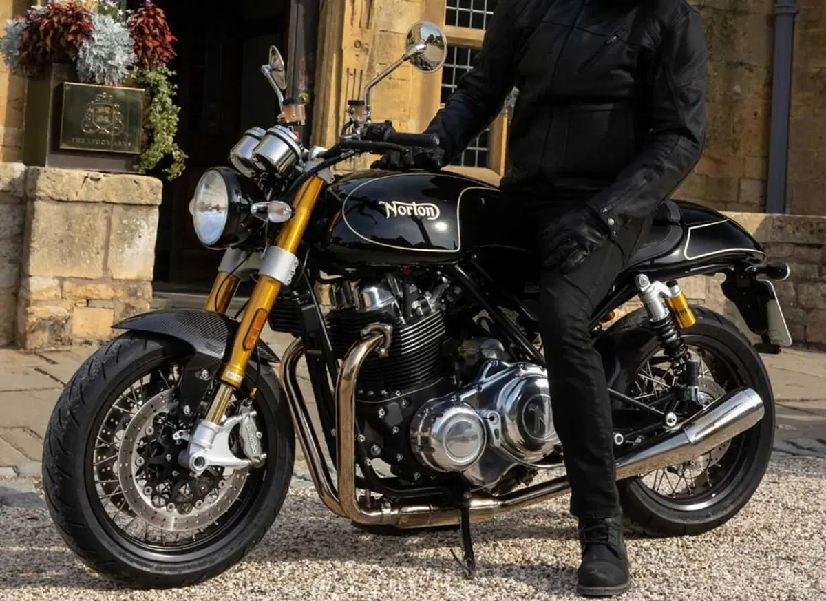 Norton Commando 961 SP e CR 2023: fascino heritage (10)