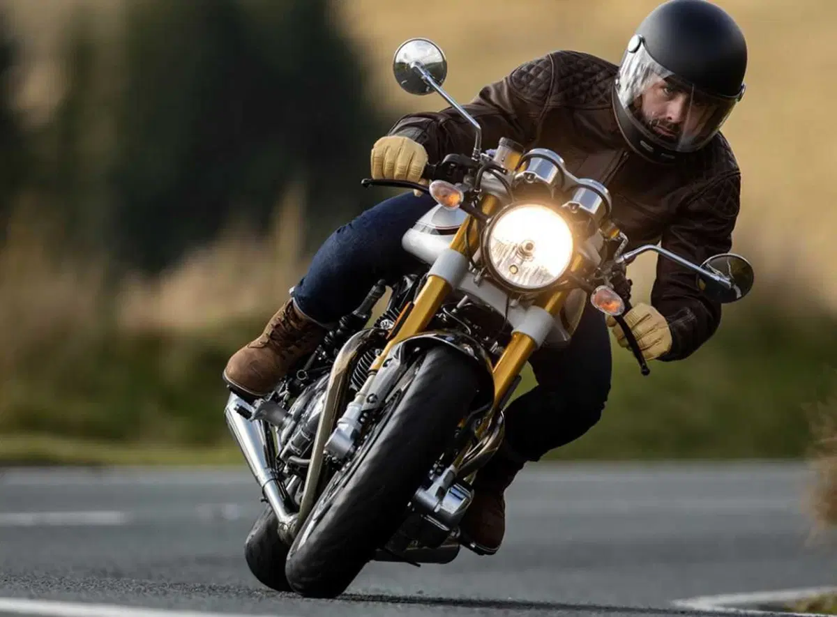 Norton Commando 961 SP e CR 2023: fascino heritage (11)
