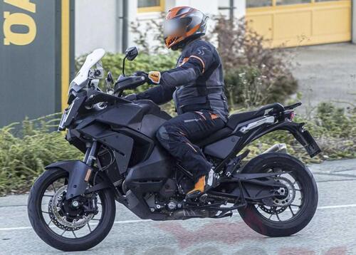 KTM 1290 Super Adventure S 2024: cambia lo stile [Foto Spia] (4)