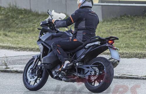 KTM 1290 Super Adventure S 2024: cambia lo stile [Foto Spia] (2)