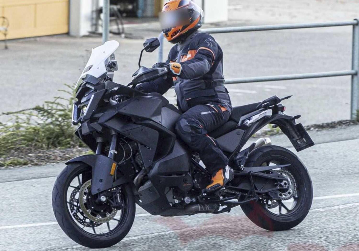 KTM 1290 Super Adventure S 2024: cambia lo stile [Foto Spia]