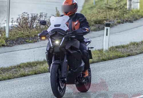 KTM 1290 Super Adventure S 2024: cambia lo stile [Foto Spia] (3)