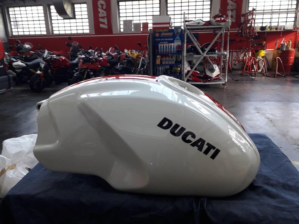 Serbatoio Ducati Monster S4RS perlwhite-red (2)