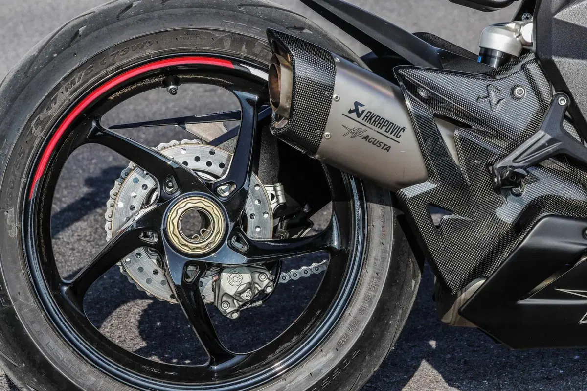 MV F3 RC vs Ducati Panigale V2  Bayliss (2)