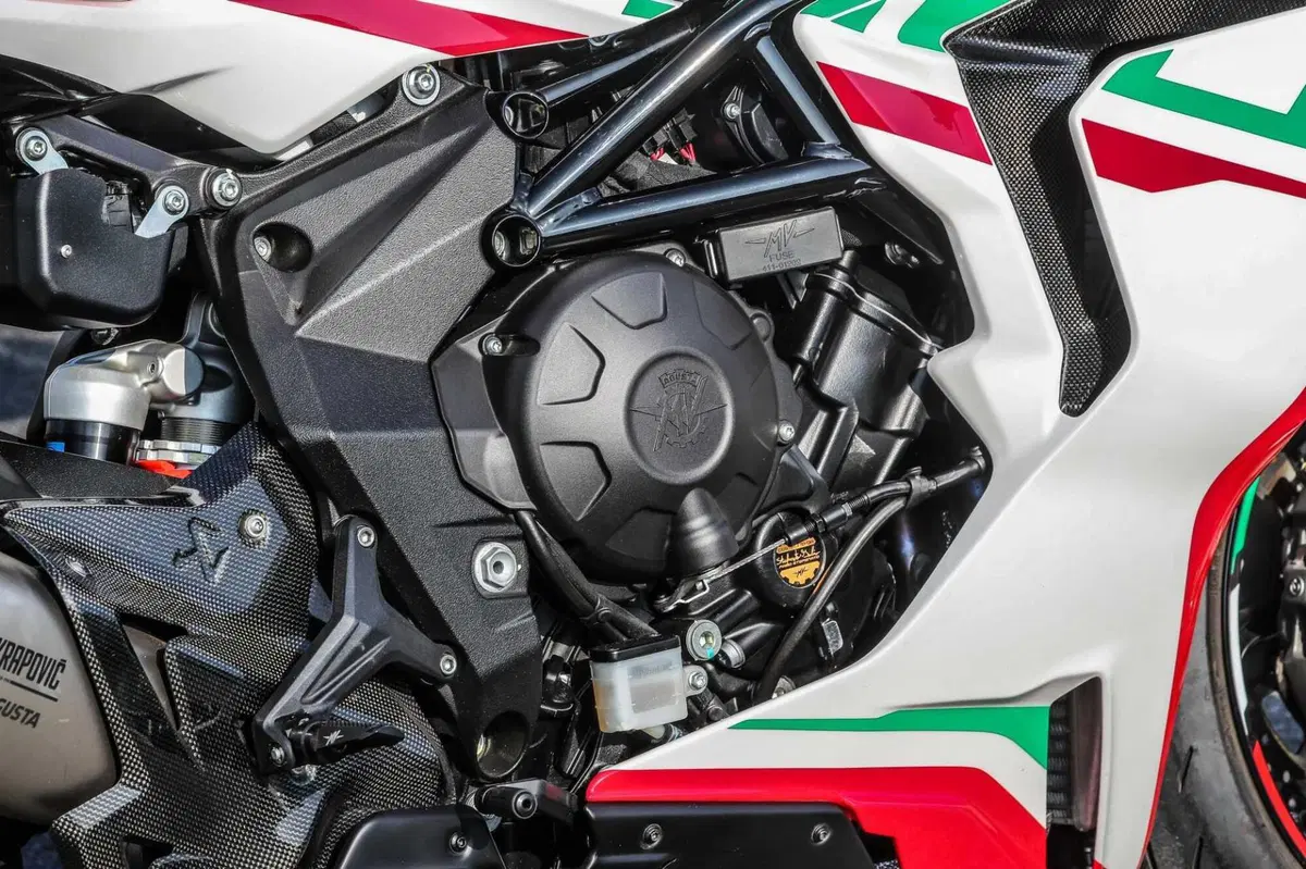 MV F3 RC vs Ducati Panigale V2  Bayliss (3)