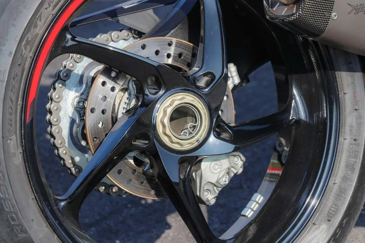 MV F3 RC vs Ducati Panigale V2  Bayliss (4)