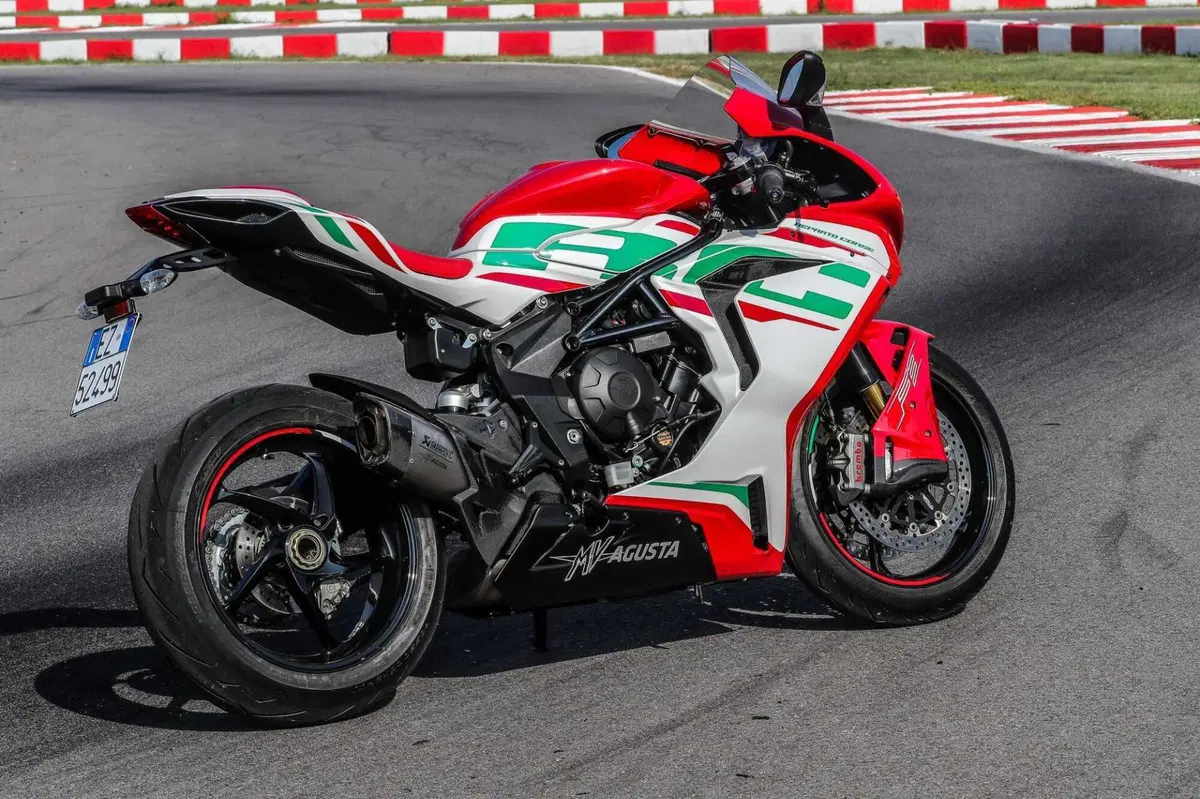 MV F3 RC vs Ducati Panigale V2  Bayliss