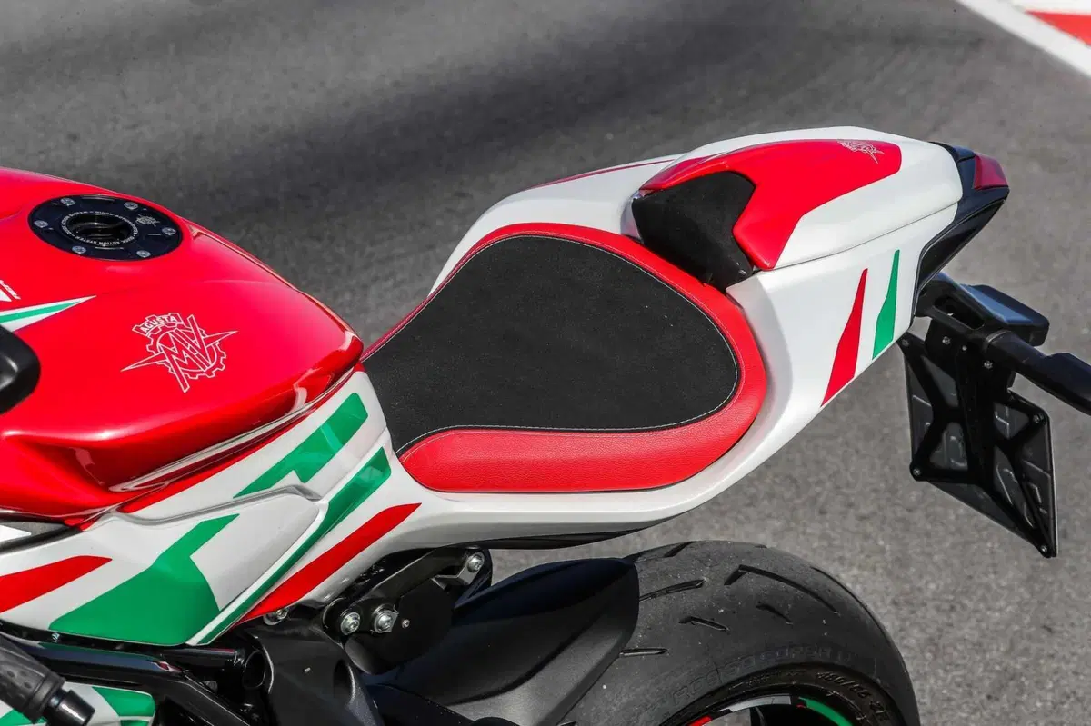 MV F3 RC vs Ducati Panigale V2  Bayliss (6)