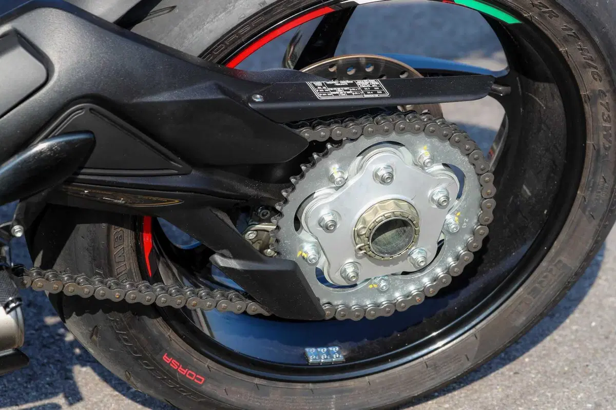 MV F3 RC vs Ducati Panigale V2  Bayliss (7)
