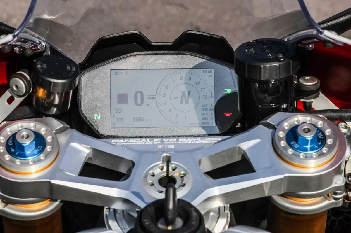 MV F3 RC vs Ducati Panigale V2  Bayliss (2)