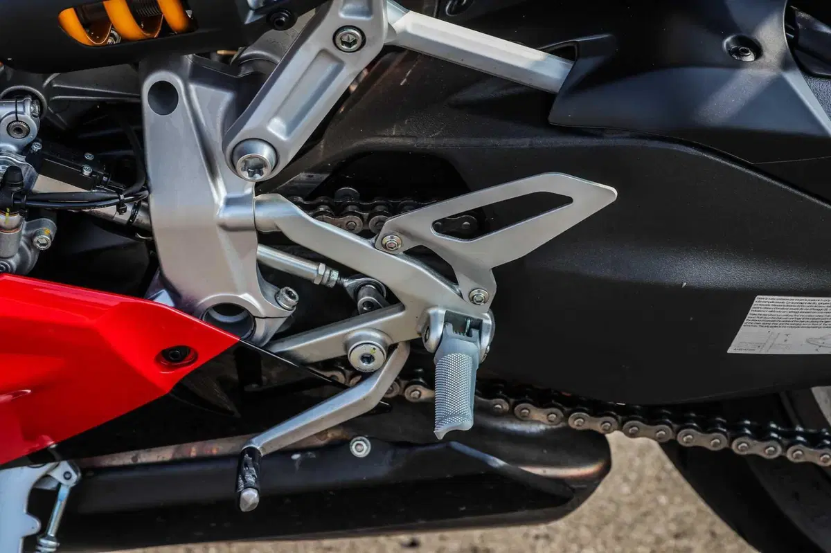 MV F3 RC vs Ducati Panigale V2  Bayliss (3)