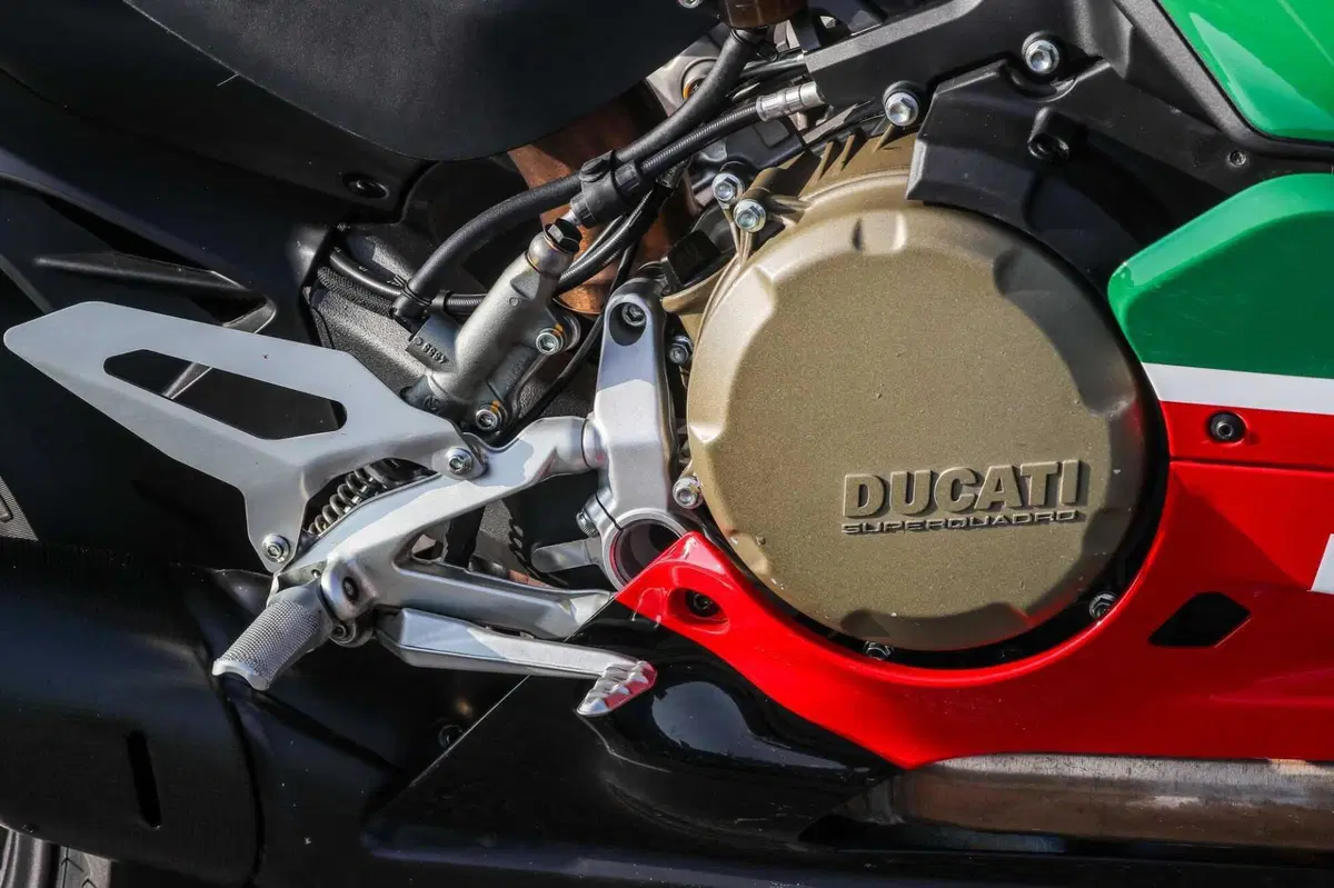 MV F3 RC vs Ducati Panigale V2  Bayliss (4)