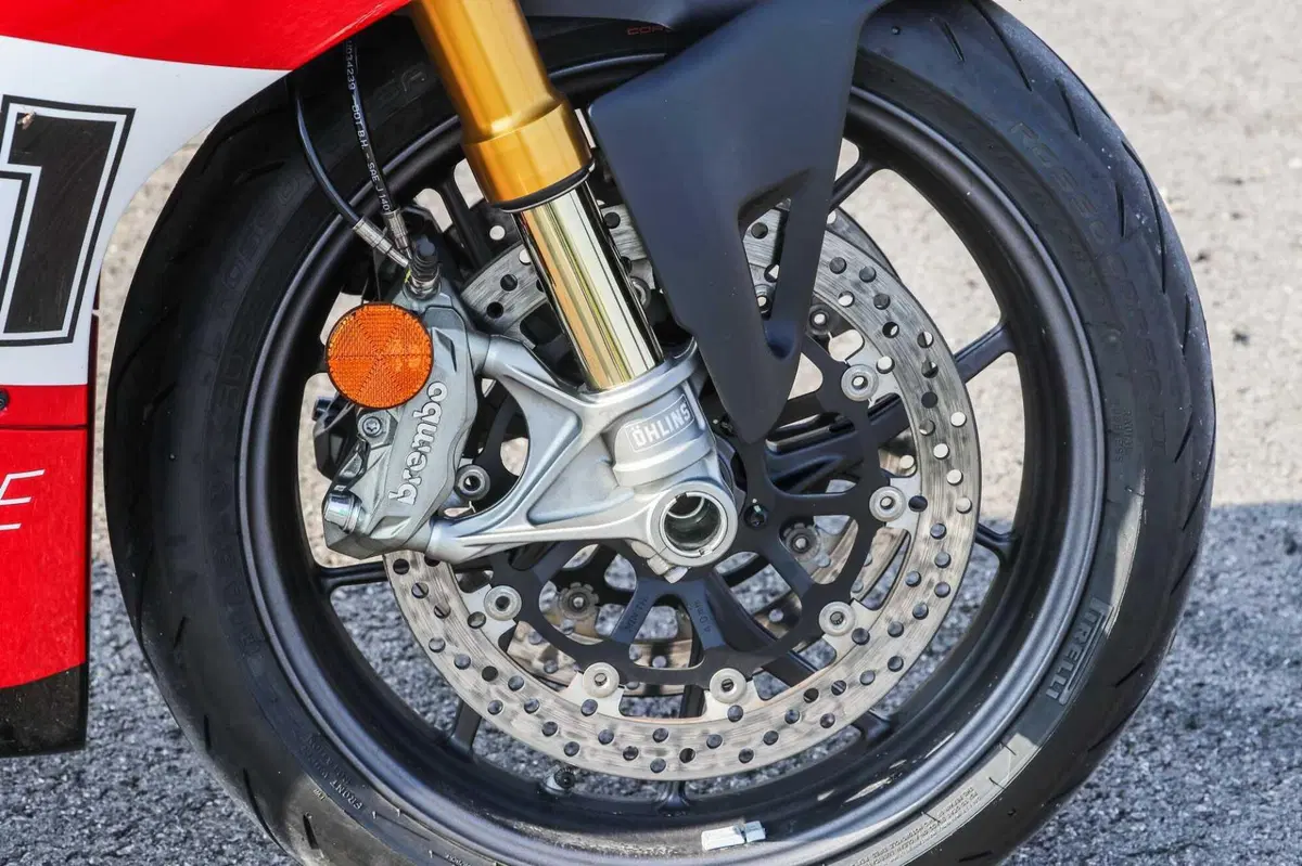 MV F3 RC vs Ducati Panigale V2  Bayliss (5)