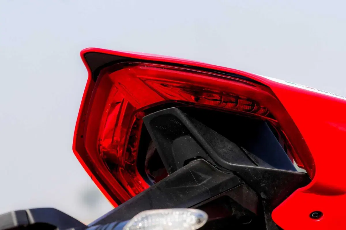 MV F3 RC vs Ducati Panigale V2  Bayliss (6)