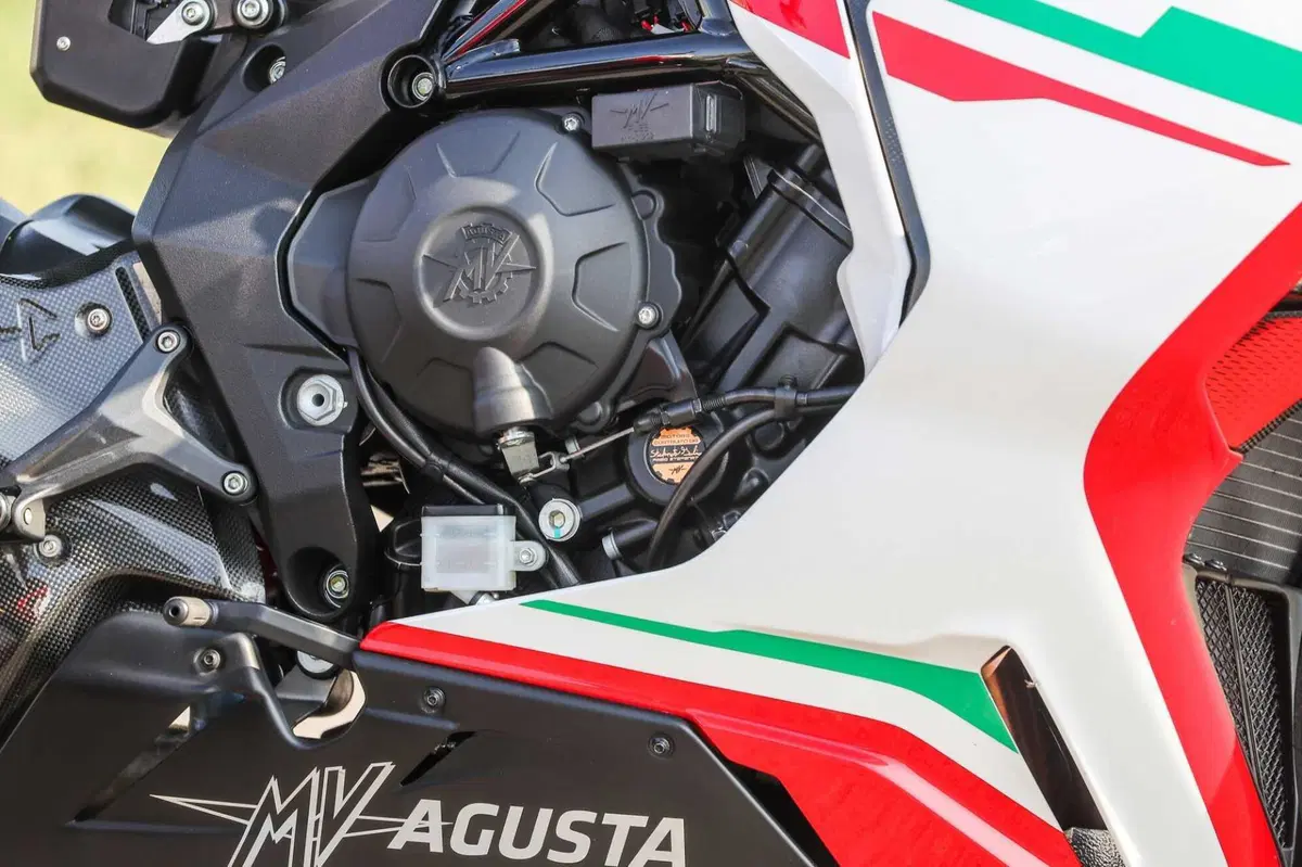 MV F3 RC vs Ducati Panigale V2  Bayliss (7)