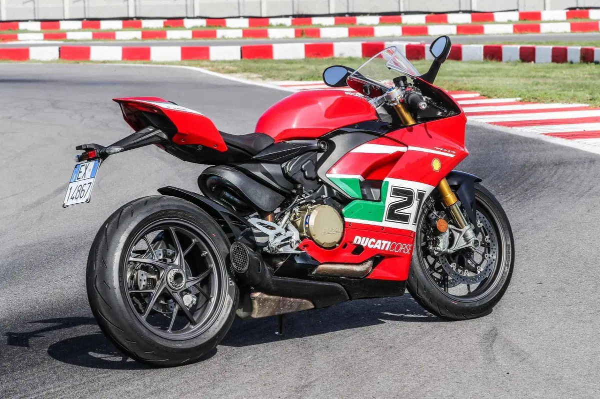 MV F3 RC vs Ducati Panigale V2  Bayliss