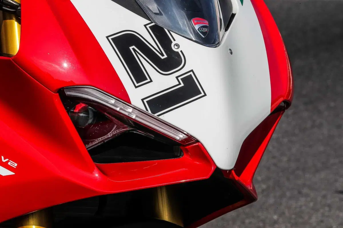 MV F3 RC vs Ducati Panigale V2  Bayliss (8)