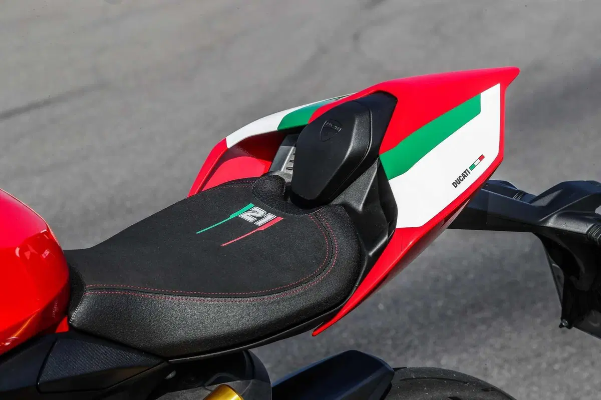MV F3 RC vs Ducati Panigale V2  Bayliss (9)