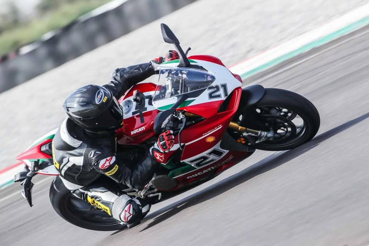 MV F3 RC vs Ducati Panigale V2  Bayliss