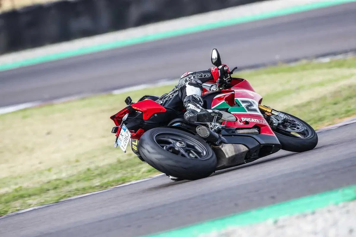 MV F3 RC vs Ducati Panigale V2  Bayliss (2)