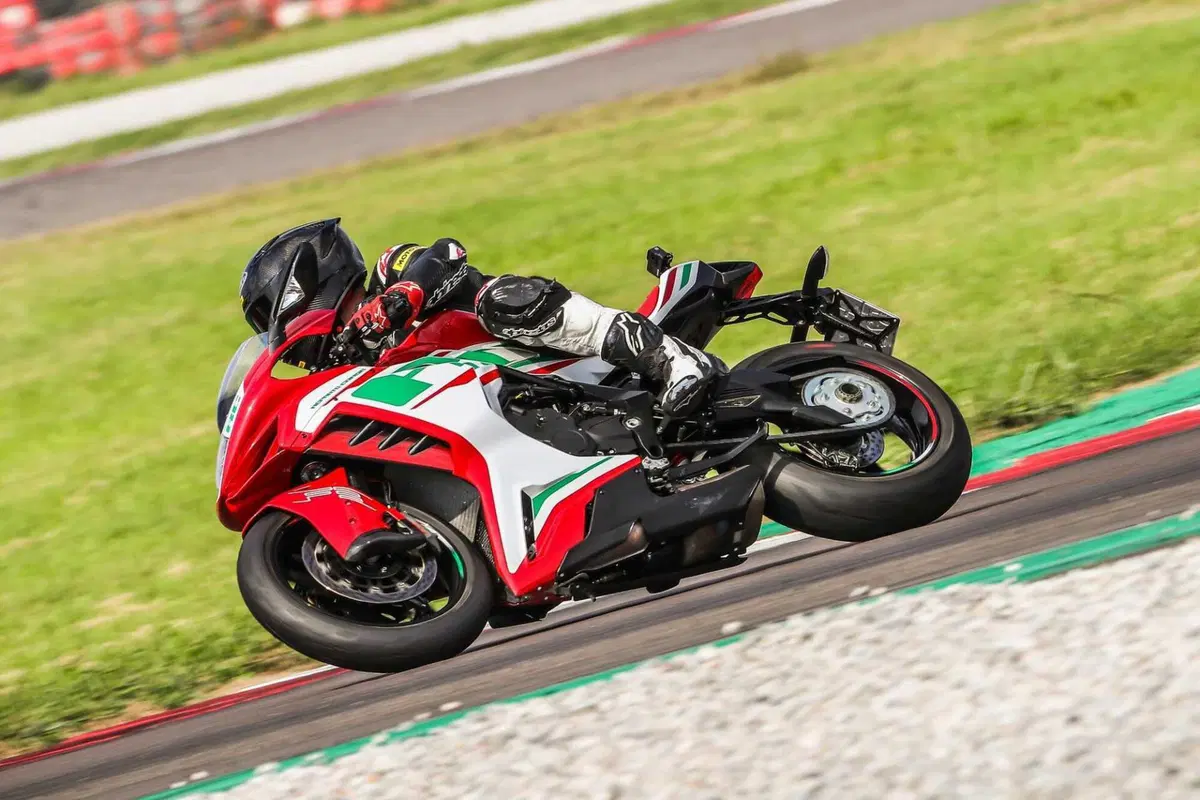 MV F3 RC vs Ducati Panigale V2  Bayliss (5)