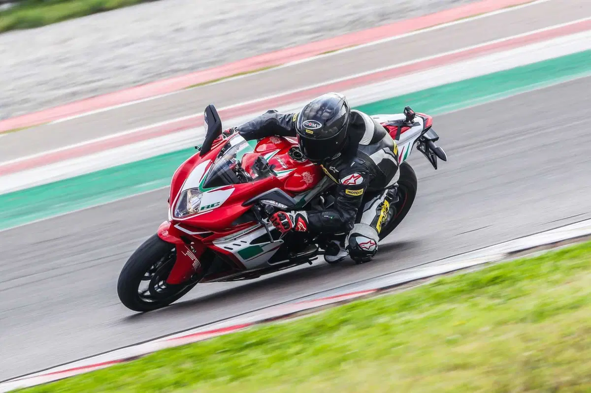 MV F3 RC vs Ducati Panigale V2  Bayliss (6)