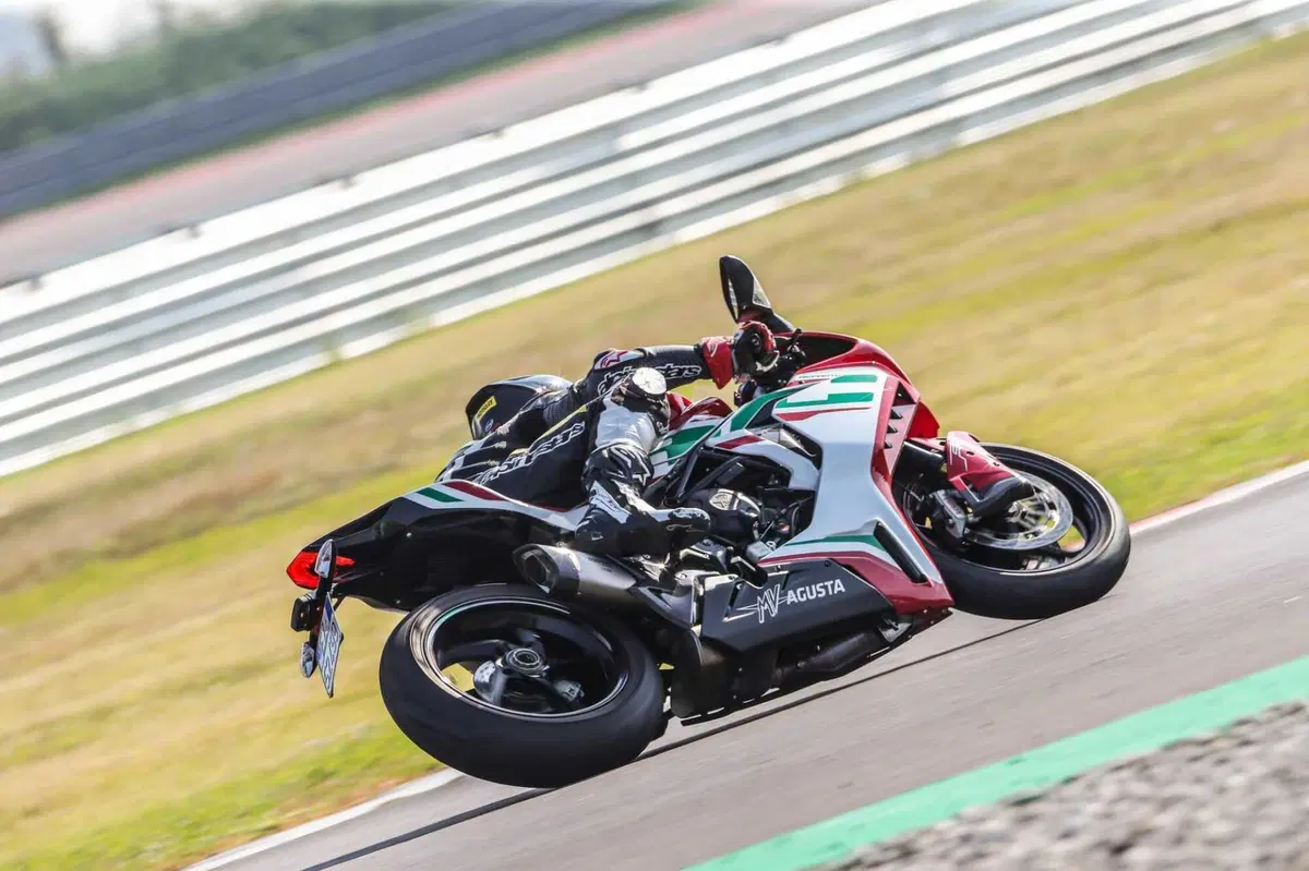 MV F3 RC vs Ducati Panigale V2  Bayliss (7)