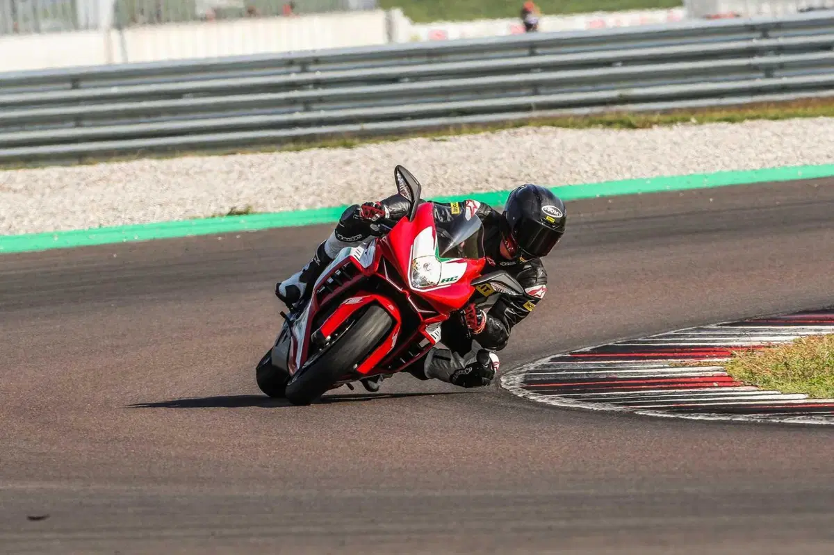 MV F3 RC vs Ducati Panigale V2  Bayliss (8)