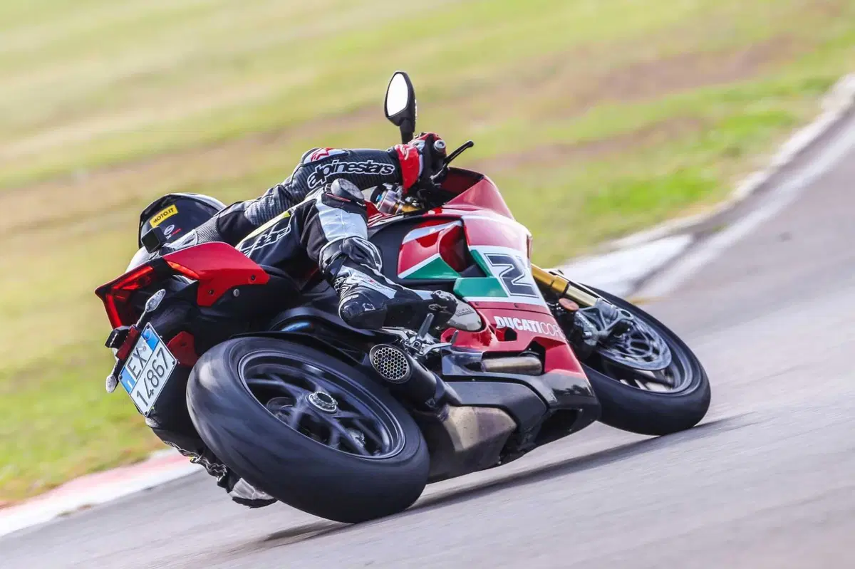 MV F3 RC vs Ducati Panigale V2  Bayliss (2)