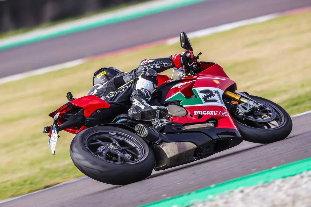 MV F3 RC vs Ducati Panigale V2  Bayliss (4)