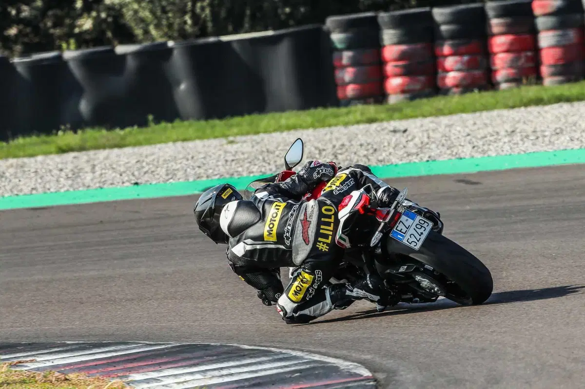 MV F3 RC vs Ducati Panigale V2  Bayliss (3)