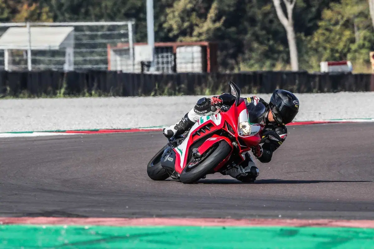 MV F3 RC vs Ducati Panigale V2  Bayliss (5)