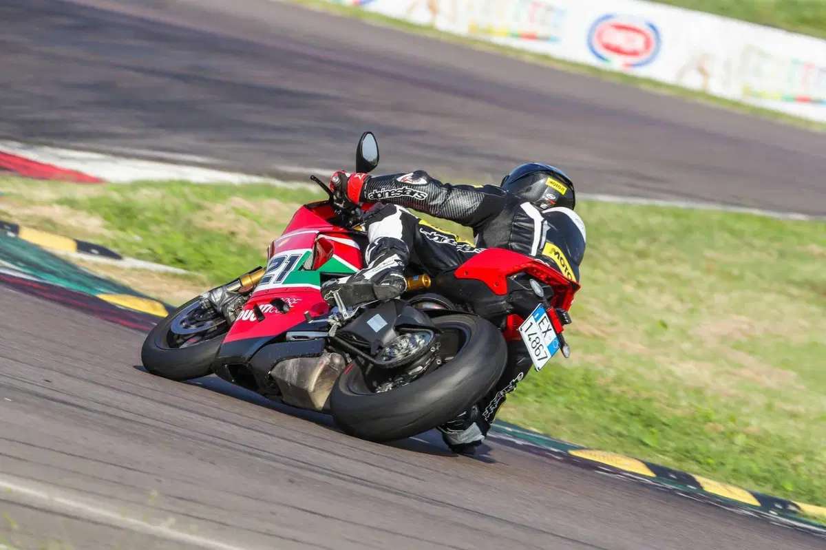 MV F3 RC vs Ducati Panigale V2  Bayliss (6)