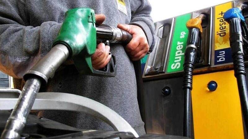Risalgono le accise sui carburanti: aumento di 0,12 euro su benzina e gasolio  