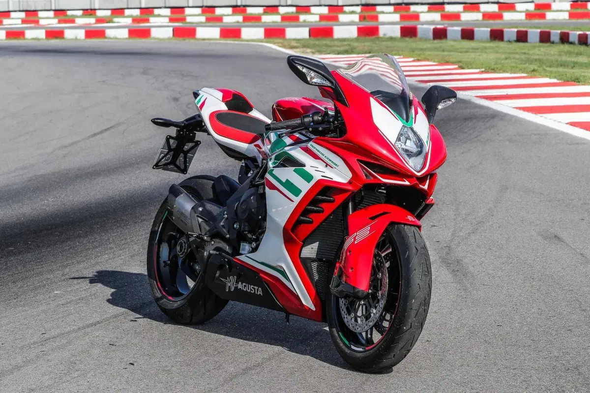 MV F3 RC vs Ducati Panigale V2  Bayliss