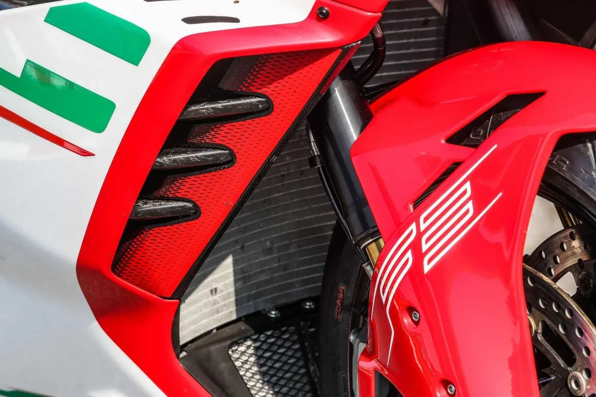 MV F3 RC vs Ducati Panigale V2  Bayliss (2)