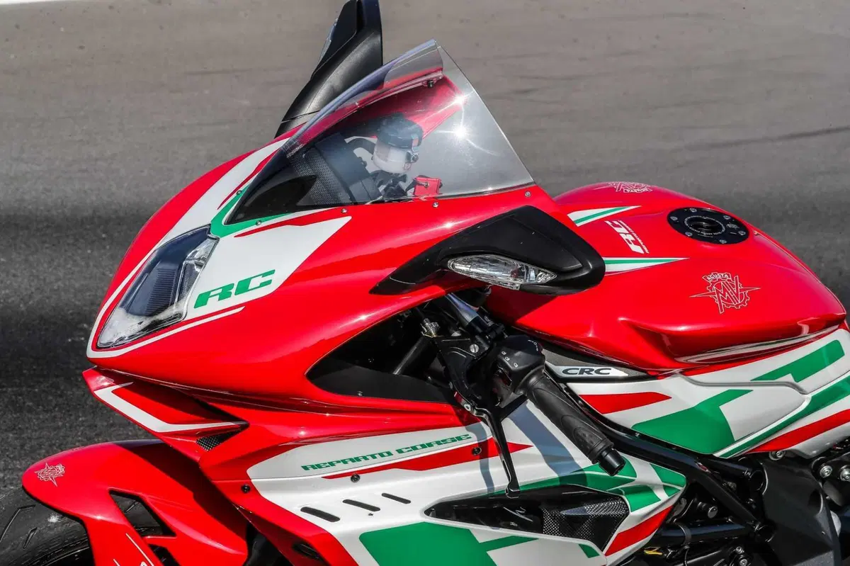 MV F3 RC vs Ducati Panigale V2  Bayliss (4)