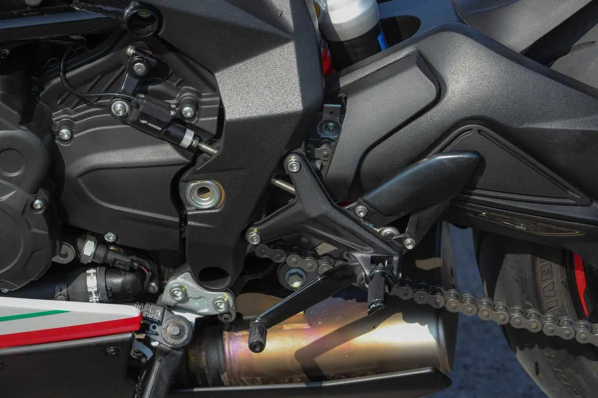MV F3 RC vs Ducati Panigale V2  Bayliss (5)