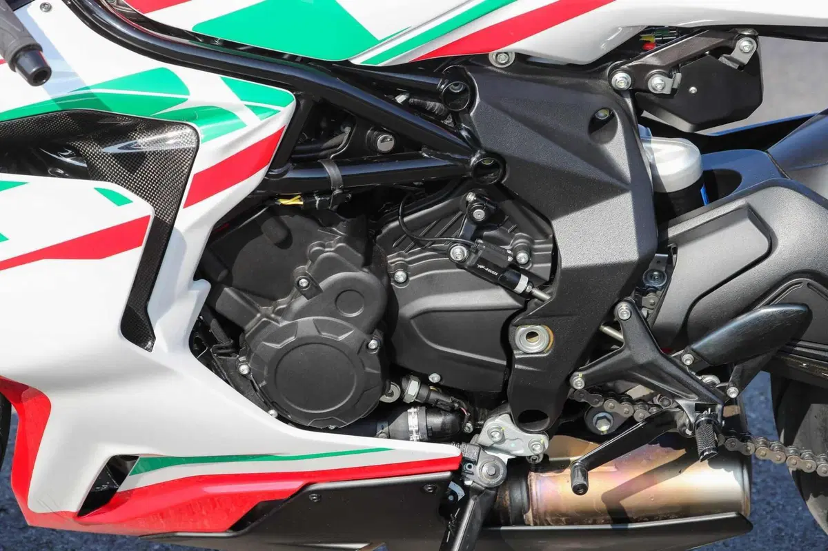 MV F3 RC vs Ducati Panigale V2  Bayliss (6)