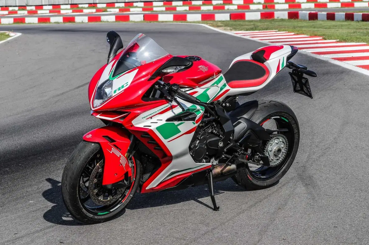 MV F3 RC vs Ducati Panigale V2  Bayliss (7)