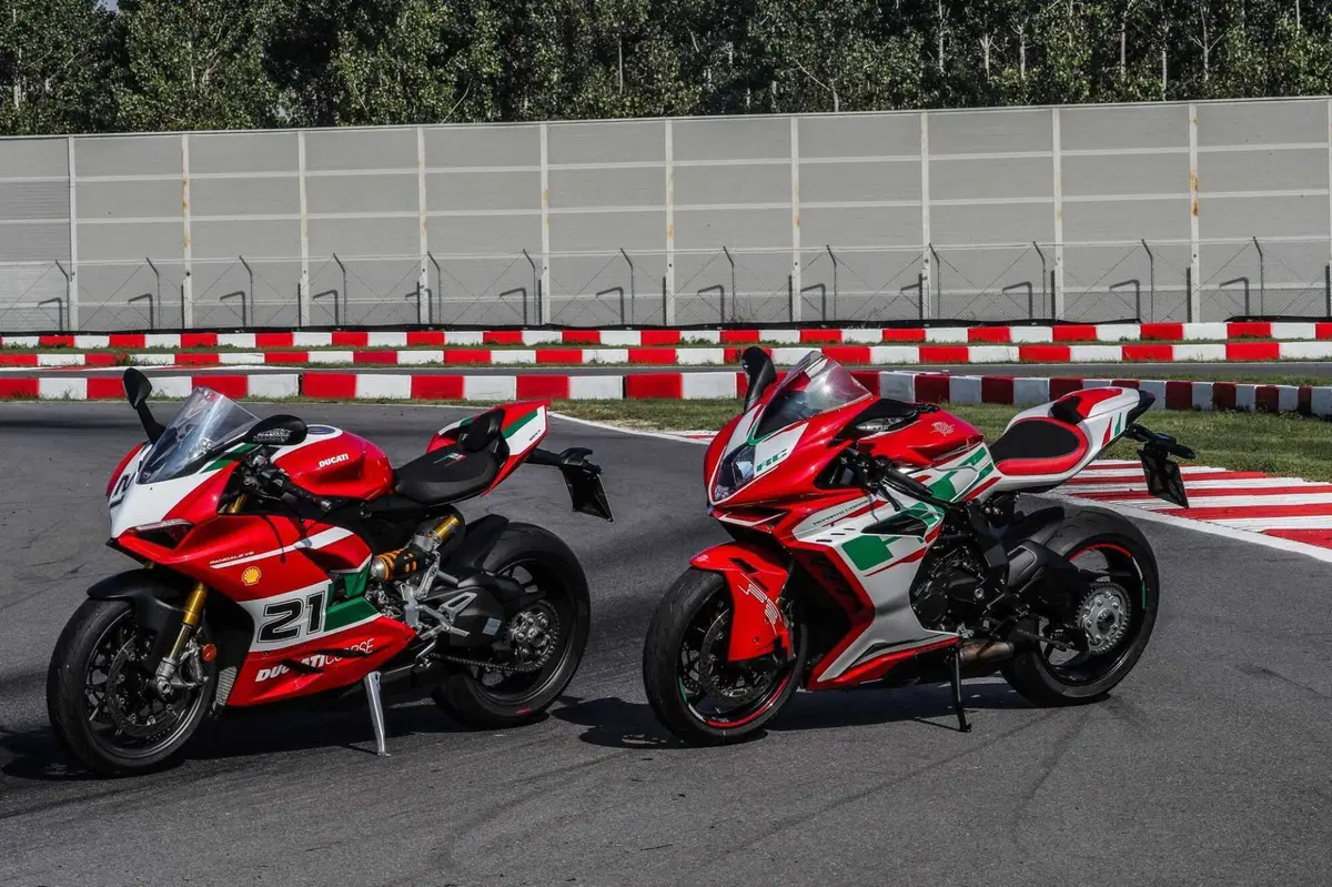 MV F3 RC vs Ducati Panigale V2  Bayliss (8)