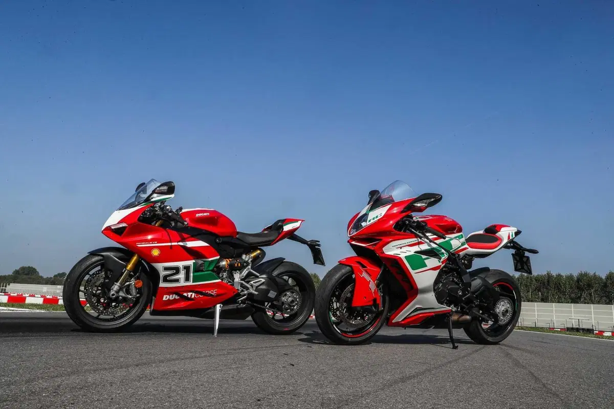 MV F3 RC vs Ducati Panigale V2  Bayliss (9)