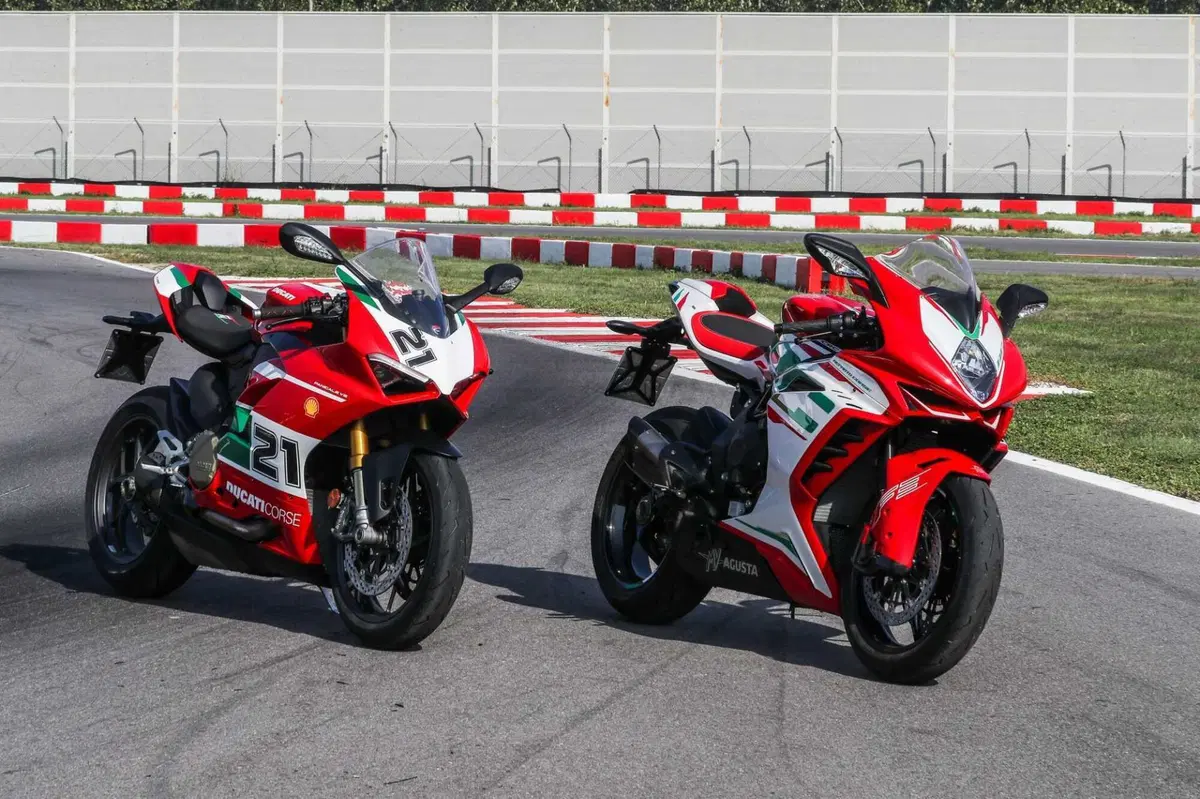 MV F3 RC vs Ducati Panigale V2  Bayliss (10)