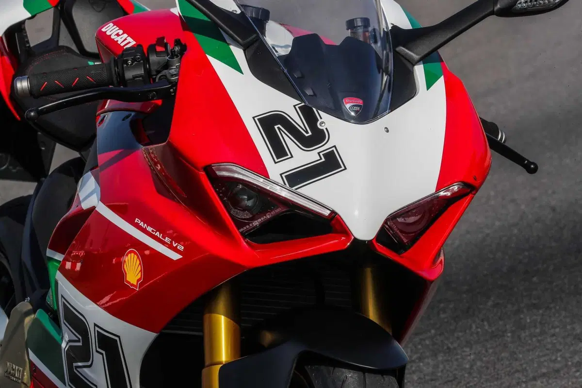 MV F3 RC vs Ducati Panigale V2  Bayliss (11)