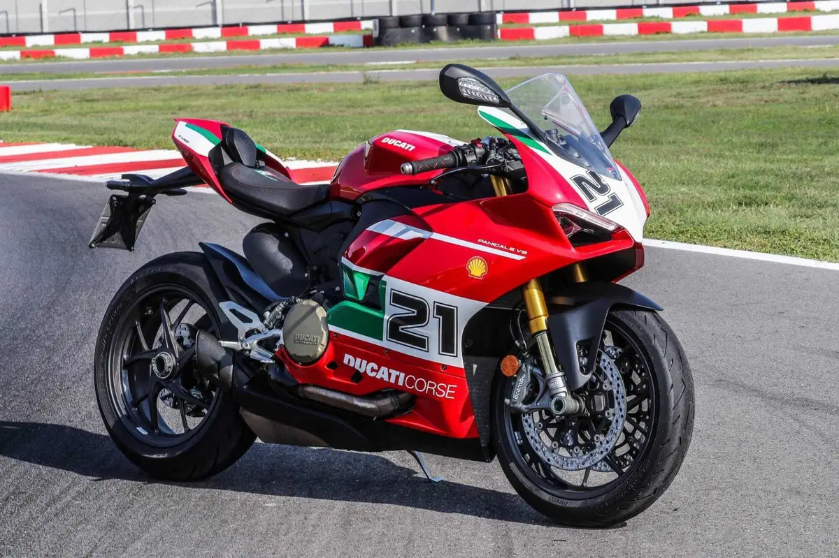 MV F3 RC vs Ducati Panigale V2  Bayliss (12)