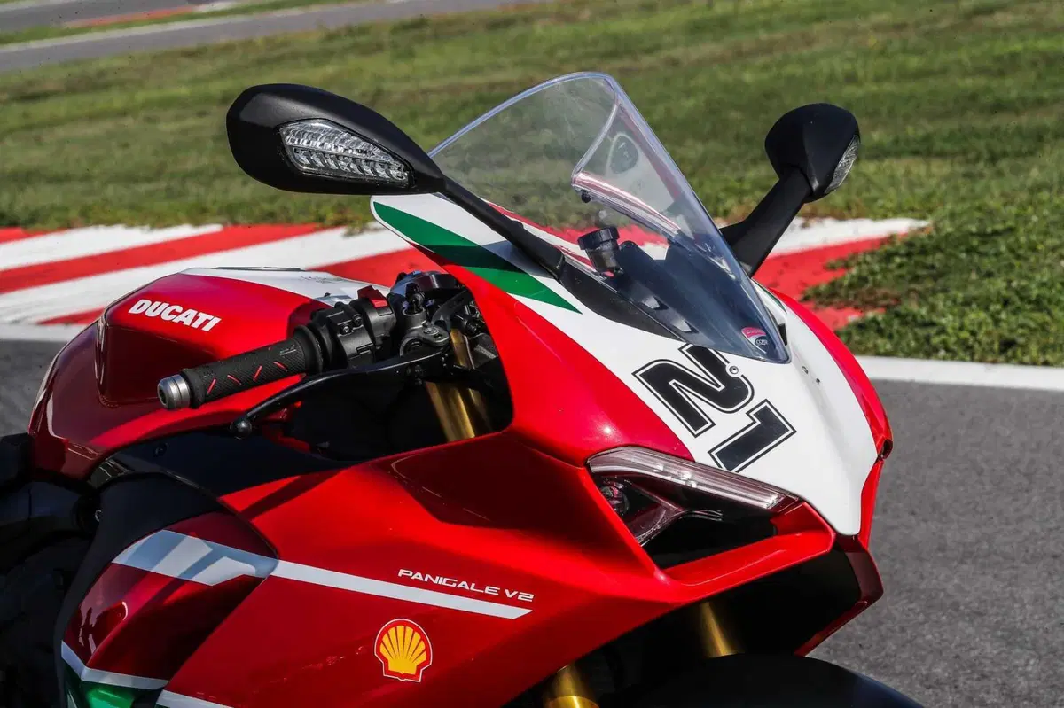 MV F3 RC vs Ducati Panigale V2  Bayliss (13)