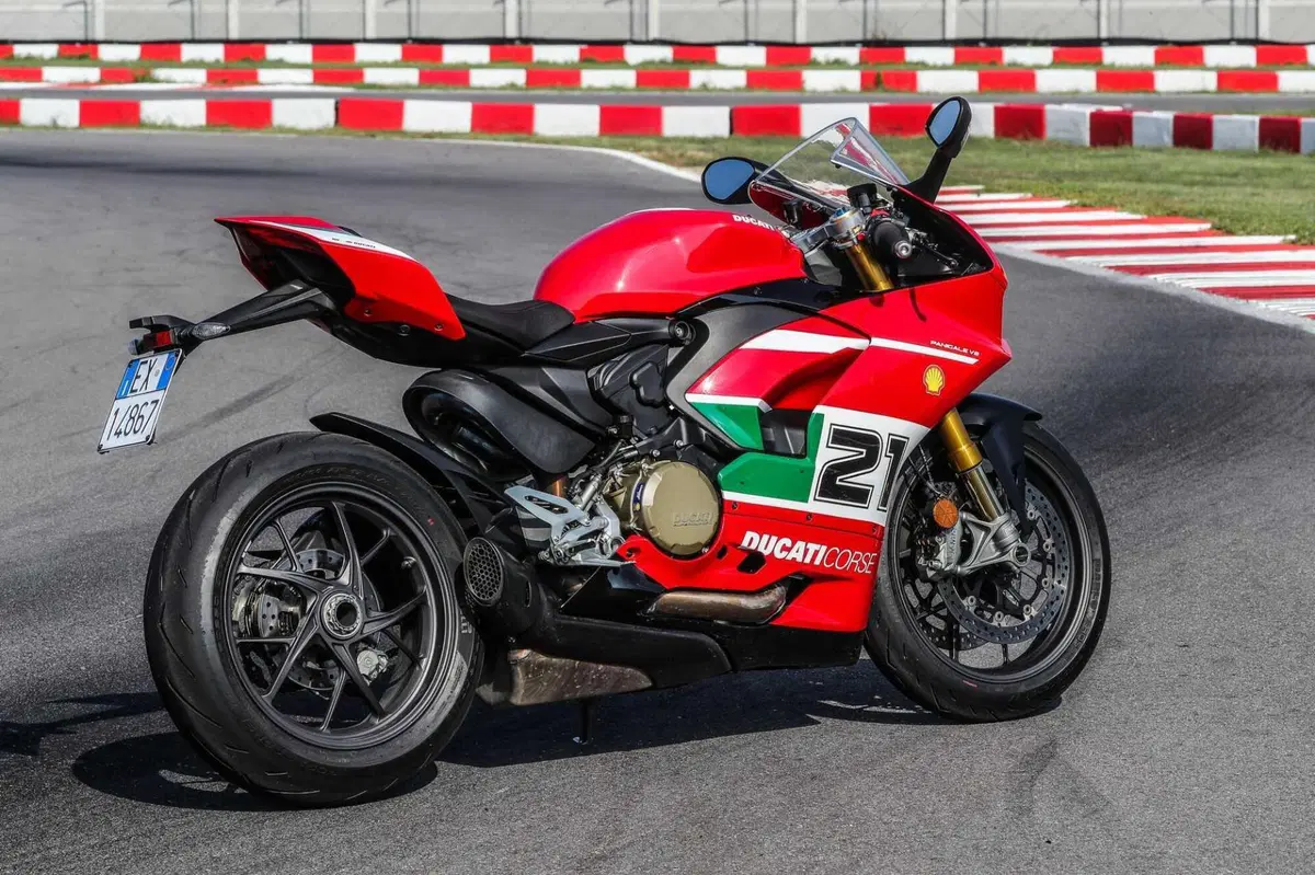 MV F3 RC vs Ducati Panigale V2  Bayliss (14)