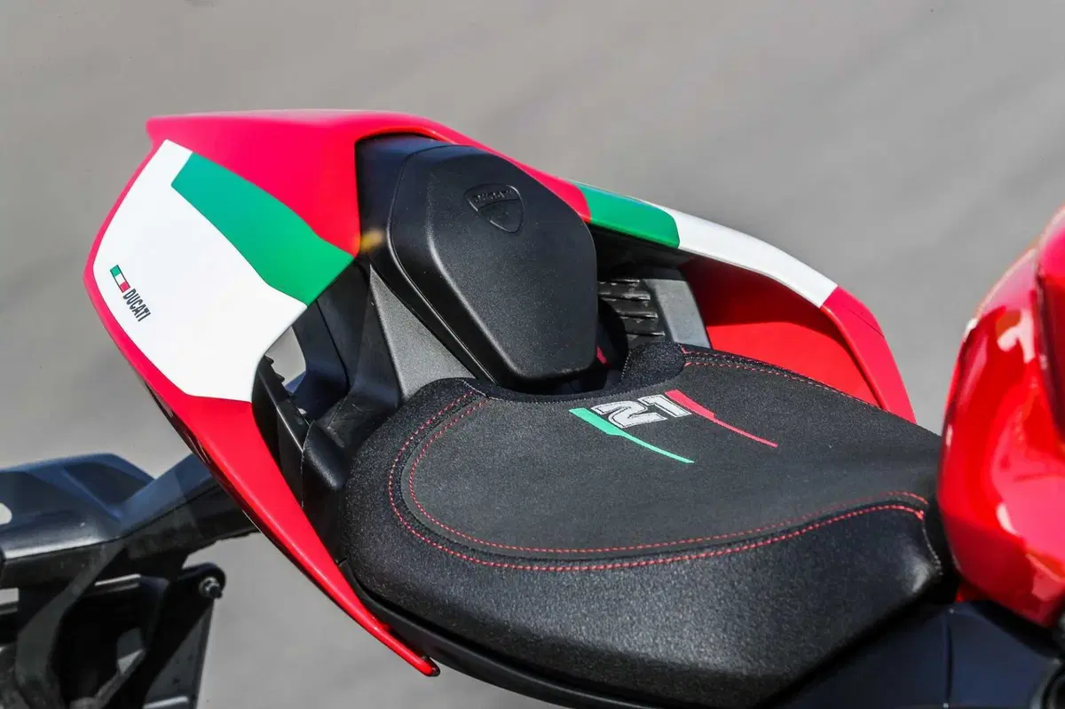 MV F3 RC vs Ducati Panigale V2  Bayliss (15)