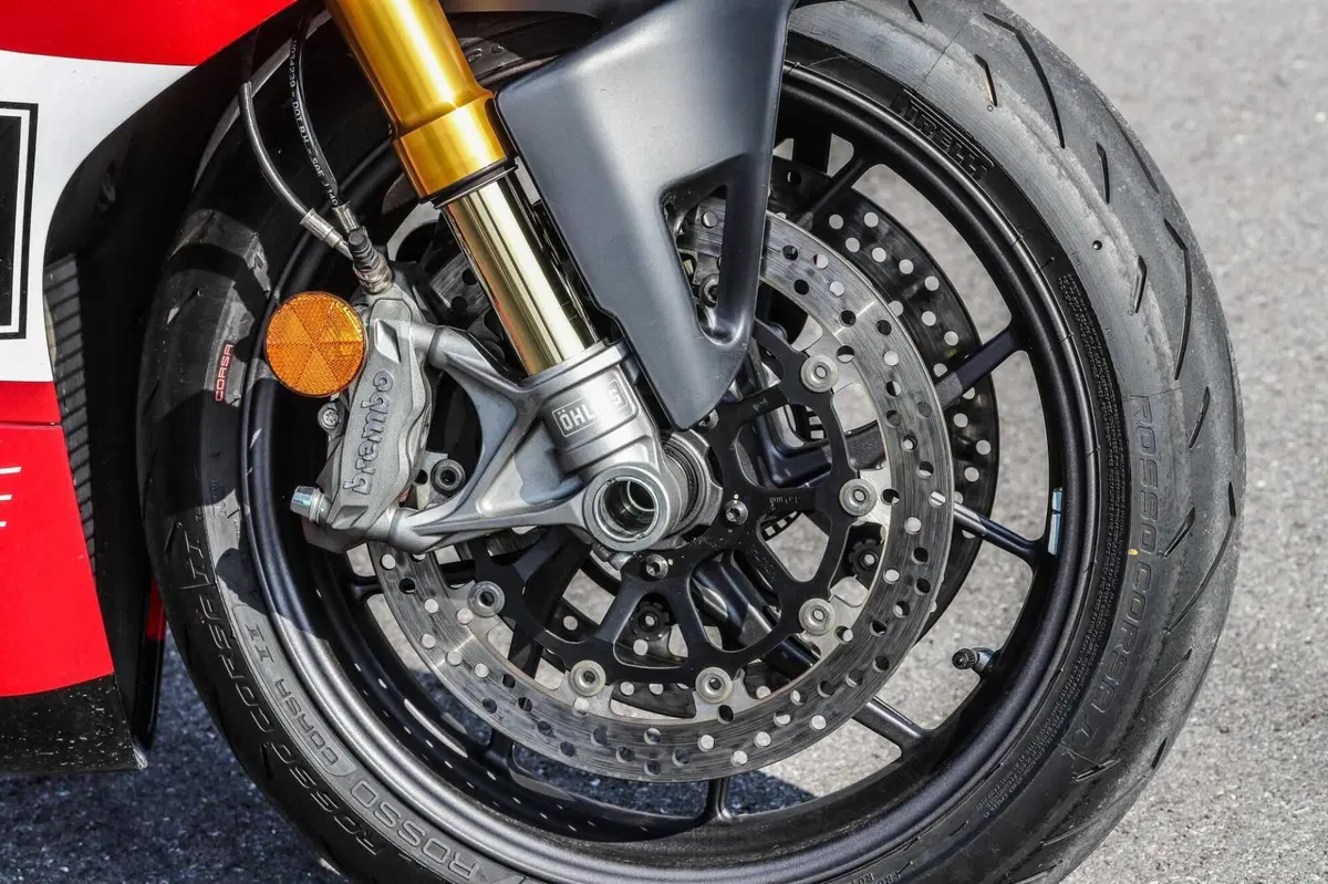 MV F3 RC vs Ducati Panigale V2  Bayliss (16)